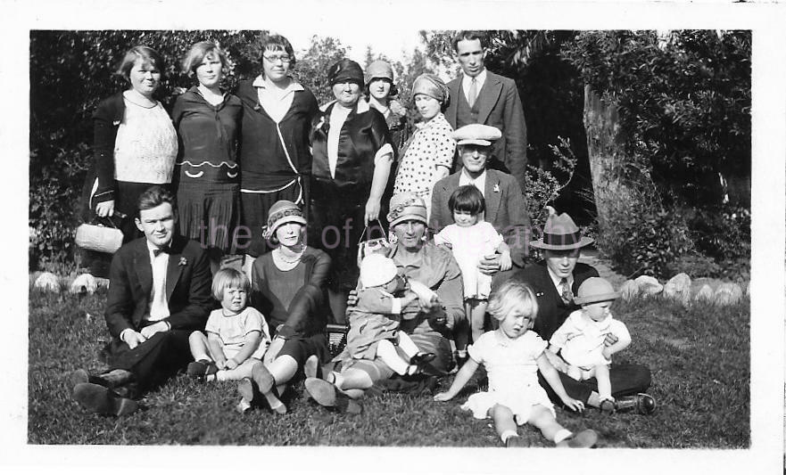 Vintage FOUND FAMILY Photo Poster paintingGRAPH Black And White Original Snapshot 04 42 D