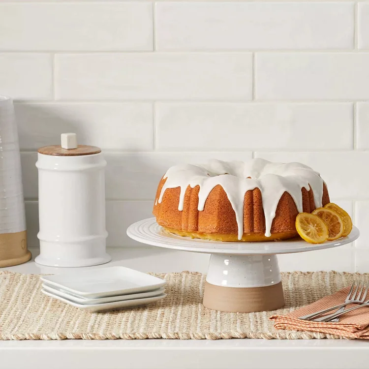 Smooth clay texture, exquisite cake holder