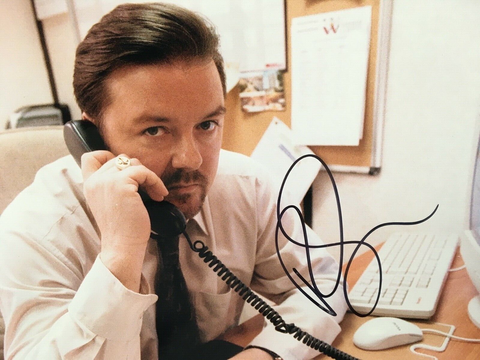 RICKY GERVAIS - COMEDY ACTOR & WRITER - THE OFFICE - EXCELLENT SIGNED Photo Poster paintingGRAPH