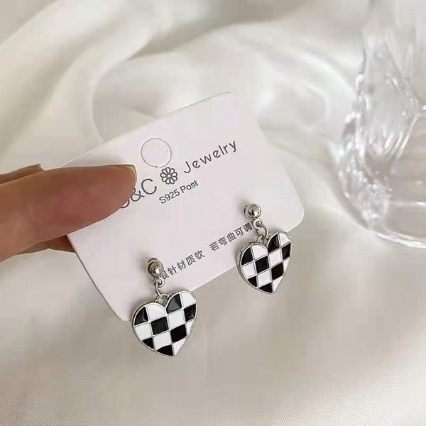 Exquisite Fashion S925 Silver Needle Black and White Checkerboard Love Earrings Personality Simple Temperament Peach Heart Earrings Engagement Earrings Anniversary Gift Valentine's Day Gift for Women Earrings - Shop Trendy Women's Fashion | TeeYours
