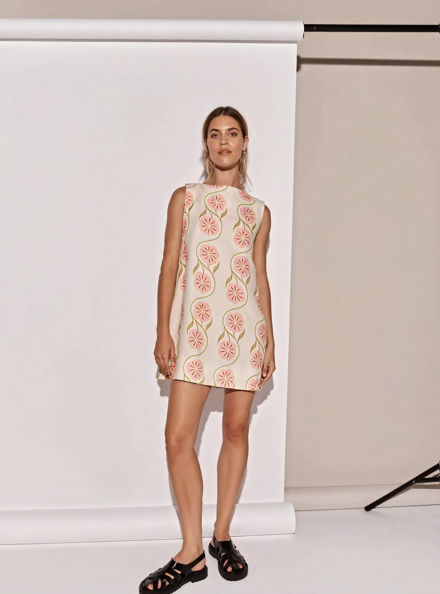 Kleidhaus Damen Ärmelloses Blumen Mini Kleid – Einzigartiger Print-83292-b28e206e-1e0a-41f3-843d-fefc5962b0f9