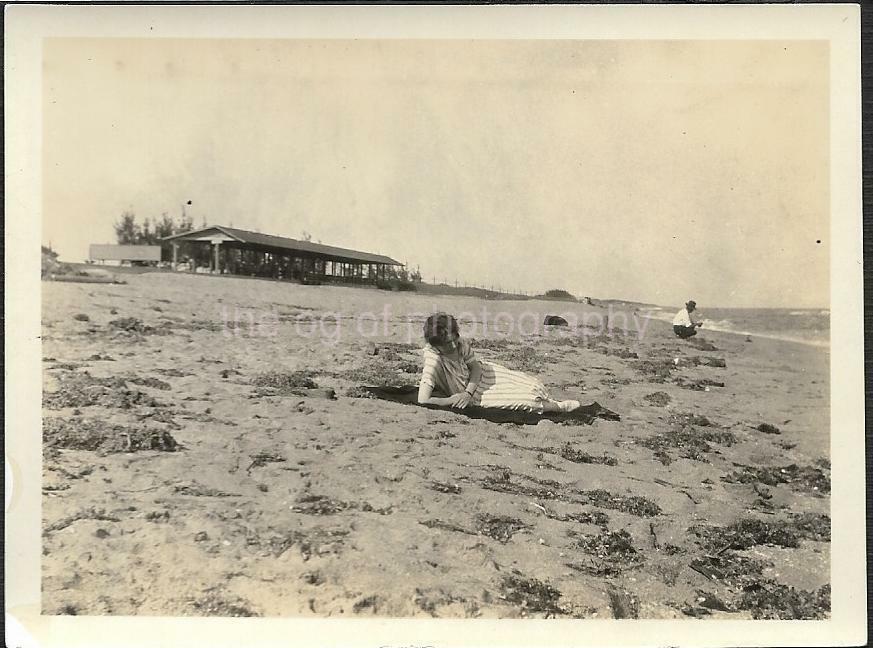 Found ANTIQUE Photo Poster paintingGRAPH bw A DAY AT THE BEACH Original VINTAGE JD 110 5 K