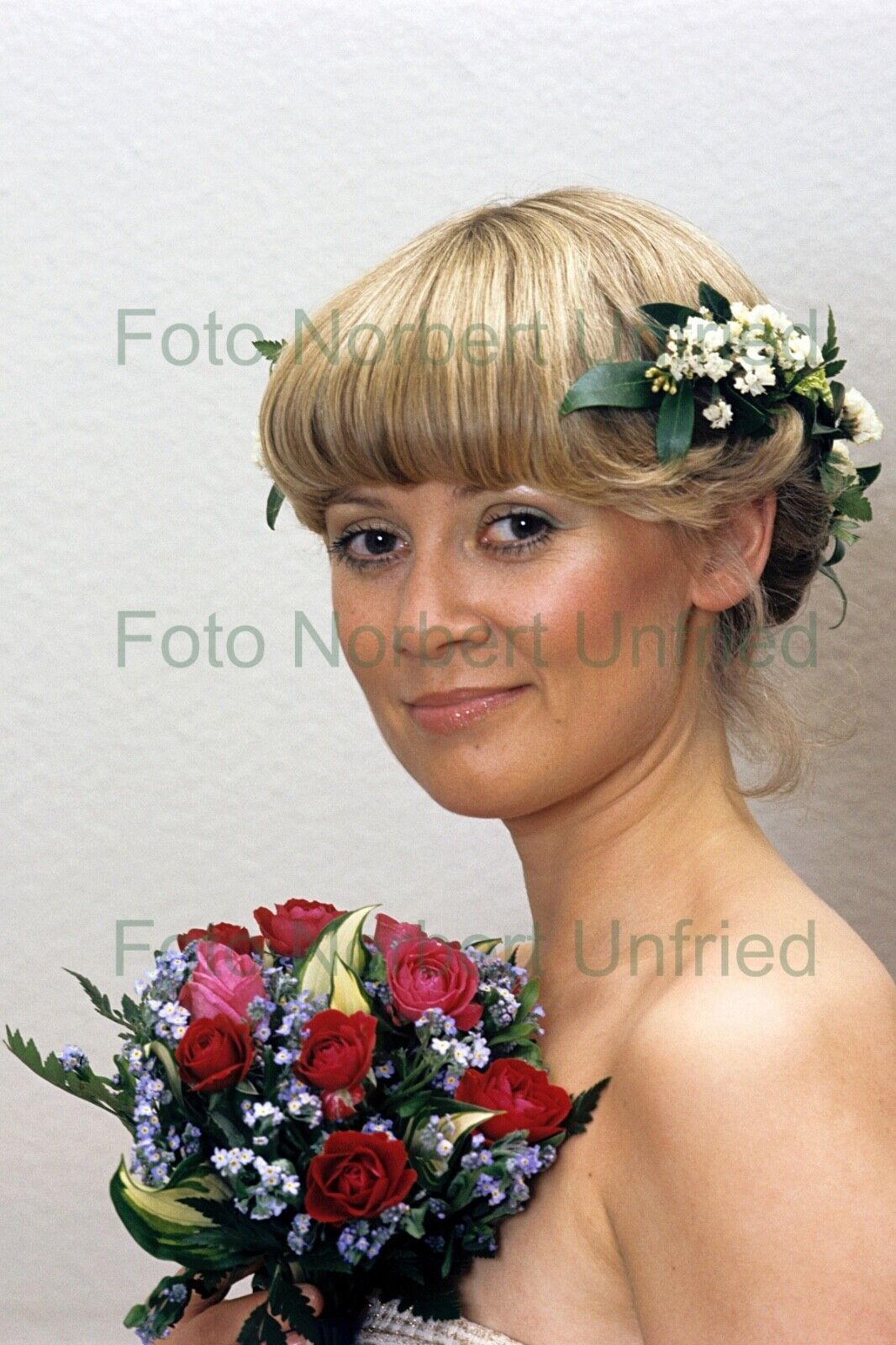 Gitte Haenning mit Rosen - Foto 20 x 30 cm ohne Autogramm (Nr 2-15