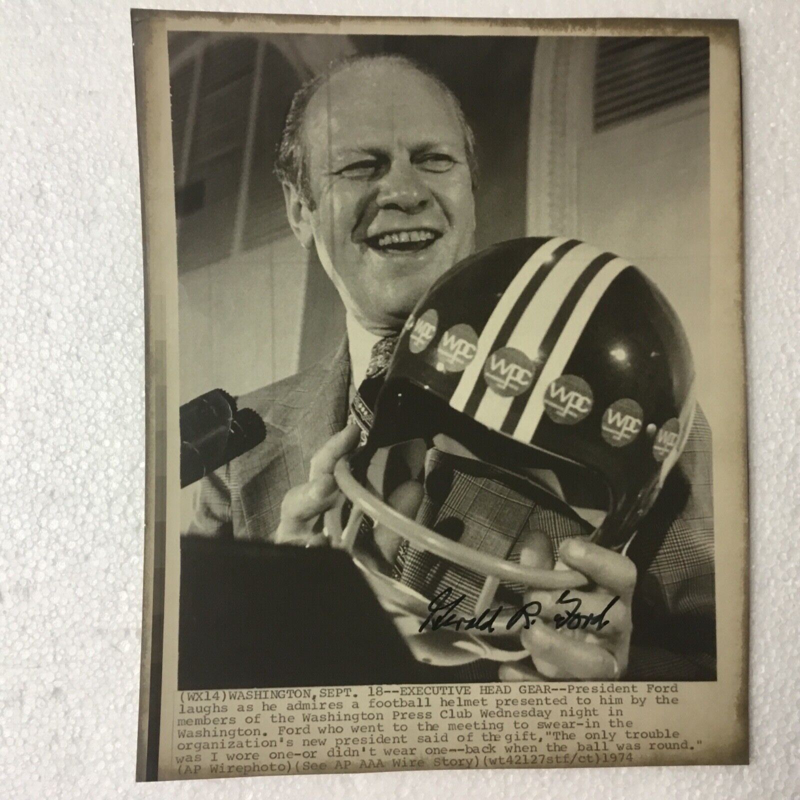 PRESIDENT GERALD R FORD AUTOGRAPHED FOOTBALL HELMET Photo Poster painting PRESENTATION PC391