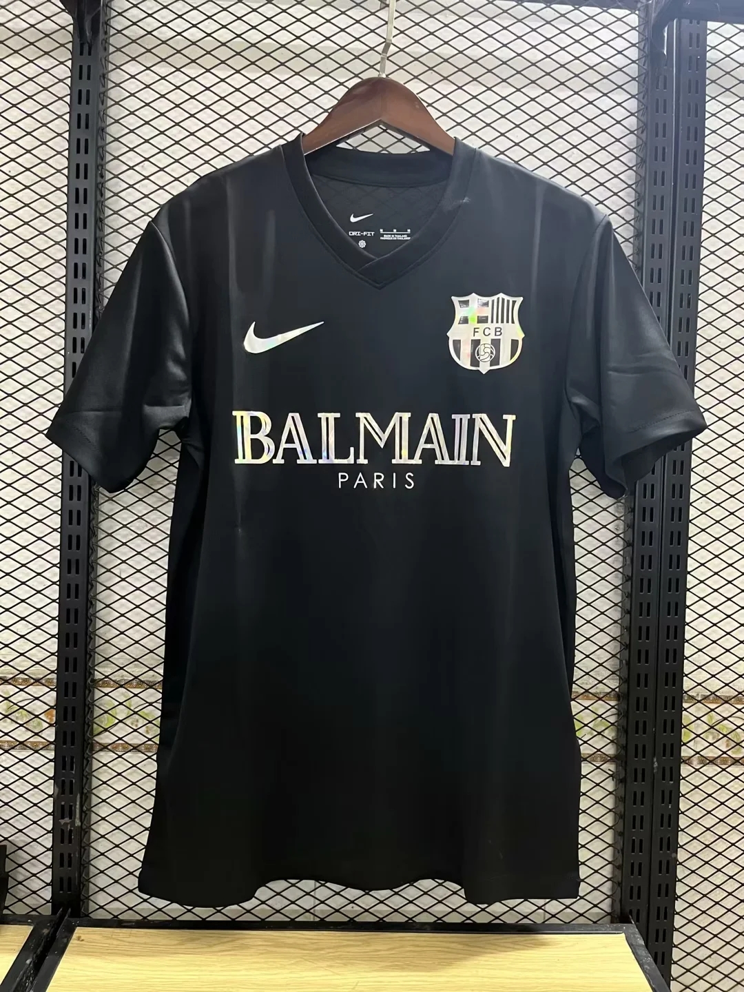 FC Barcelone Maillot foot  Balmain Noir 2024 2025 Maillot De Fou, site maillot de foot pas cher