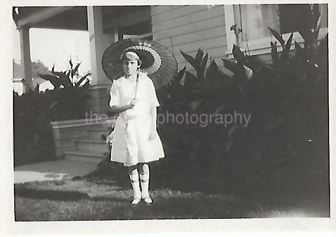 YOUNG GIRL Found Photo Poster paintingGRAPH bw ANTIQUE Original Snapshot VINTAGE 012 4 C