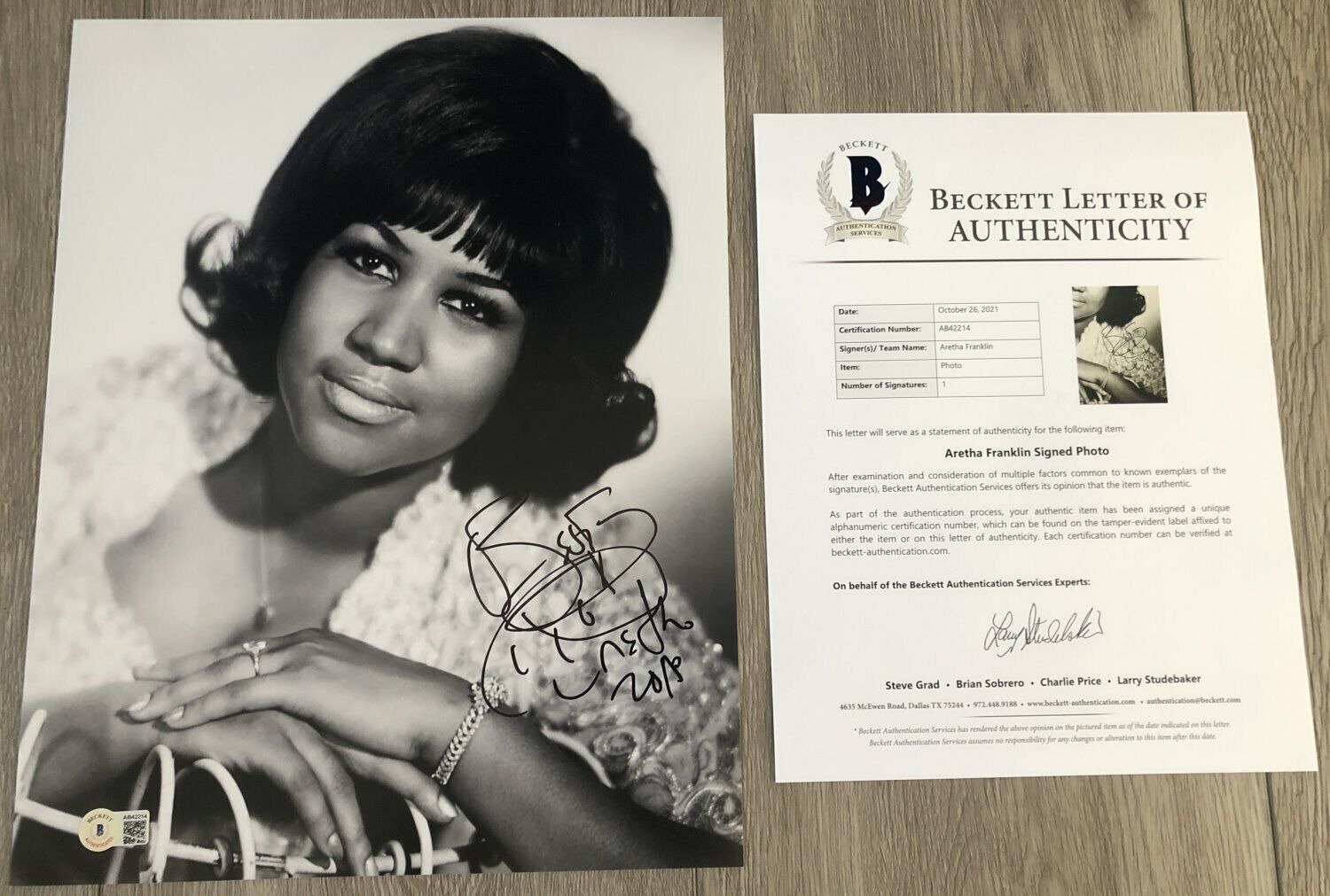 ARETHA FRANKLIN SIGNED THE QUEEN OF SOUL 11x14 Photo Poster painting w/PROOF & BECKETT BAS COA