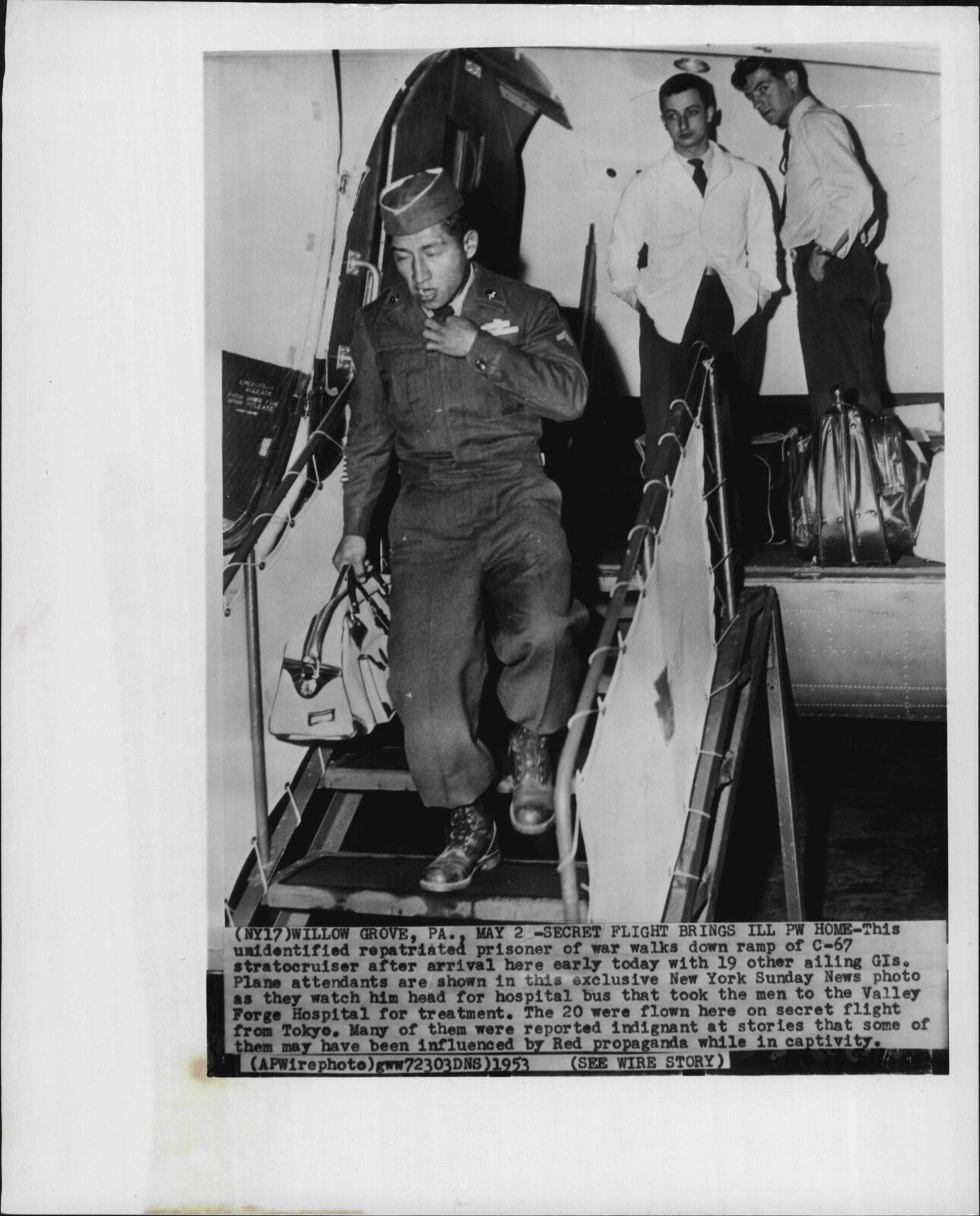 d Prisoner Offloads from Air Force Stratocruiser 1953 Korea War Press Photo Poster painting