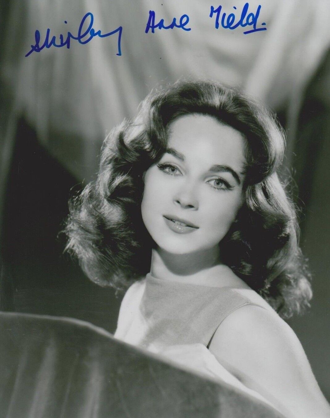 Shirley Anne Field Signed 8x10 Photo Poster painting -Star of THE ENTERTAINER - STUNNING!!! G710