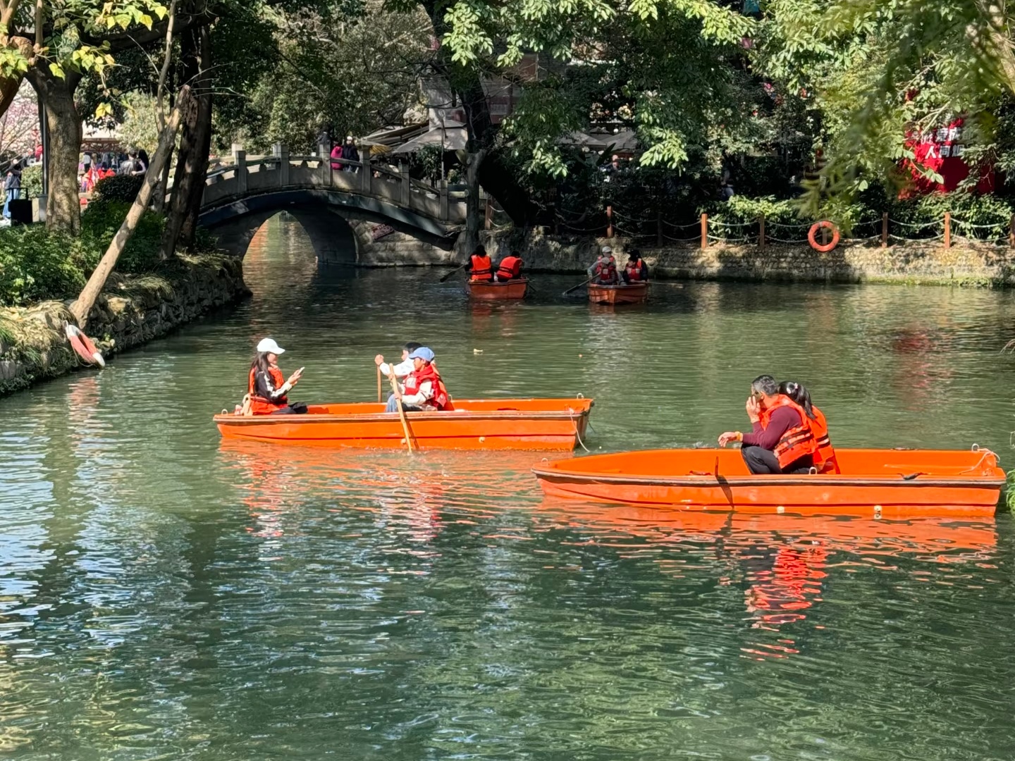 8 Hours Layover Tour in Chengdu: Panda Base & People's Park & Kuanzhai Alley & Airport transfer