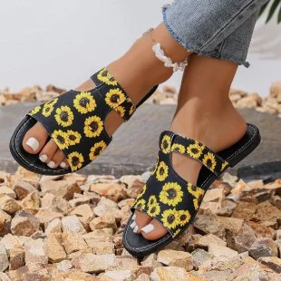 Comfort and Style: Essential Slippers Shopping Tips for Mature Ladies