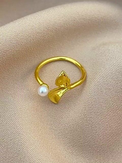 Leaf pearl open-ended gold-plated ring