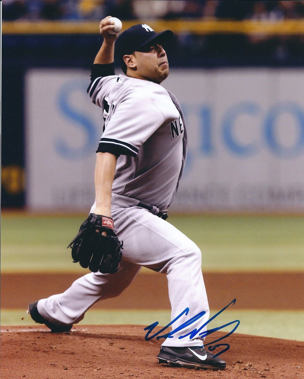 Signed 8x10 VIDAL NUNO New York Yankees Autographed Photo Poster painting - COA