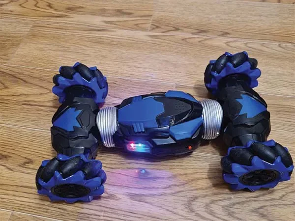 Mașină RC Versatilă - Performanță On-Road și Off-Road