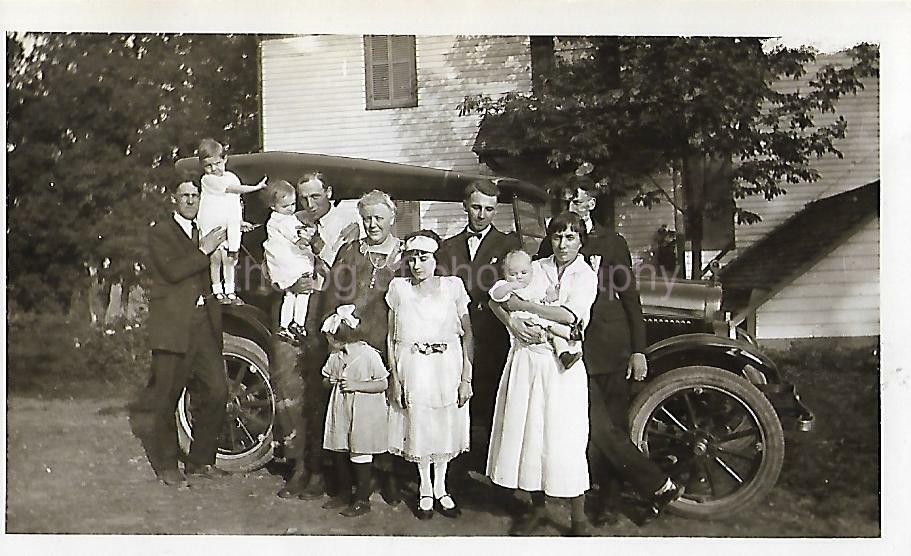 Vintage CLASSIC FOUND Photo Poster painting Original BLACK AND WHITE Family Car ANTIQUE 112 24 D