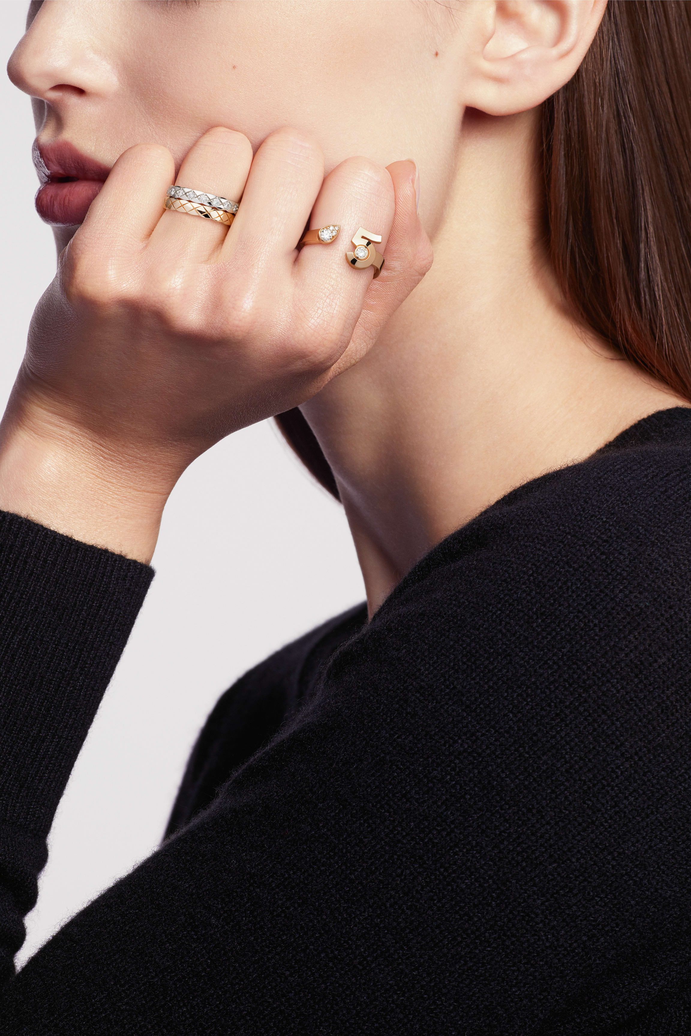 Coco Crush ring - Quilted motif, mini version, 18K BEIGE GOLD - CHANEL - Worn view 2