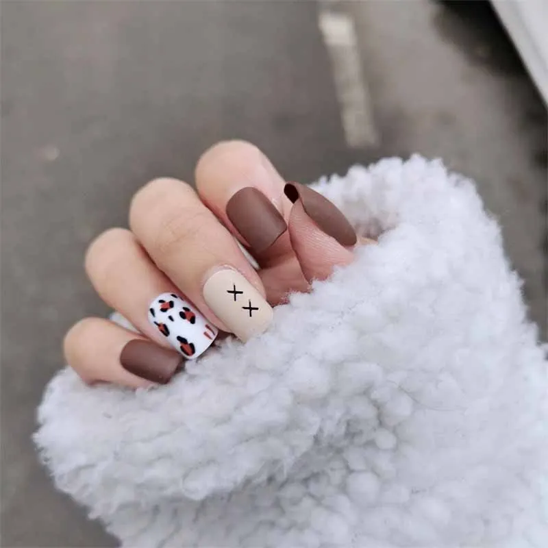 24PCS/box Fashionable Blue and Graffiti Pattern Wearable Fake Nails press on Short oval Head Lady Full Cover Finished Fingernail-Nail Inspo