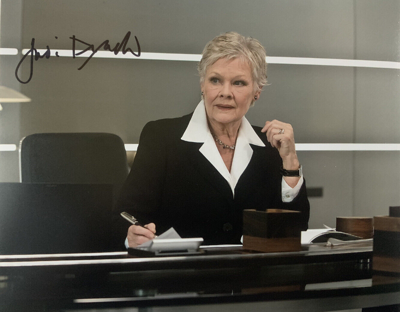 JUDI DENCH HAND SIGNED 8x10 Photo Poster painting JAMES BOND 007 ACTRESS AUTHENTIC AUTOGRAPH COA