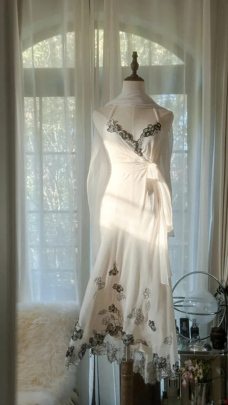 White Elegant Romantic Exquisite Black Lace Beaded Long Chiffon Ball Gown Evening Dress Party Dress Prom Dress Valentine's Day Date Dress