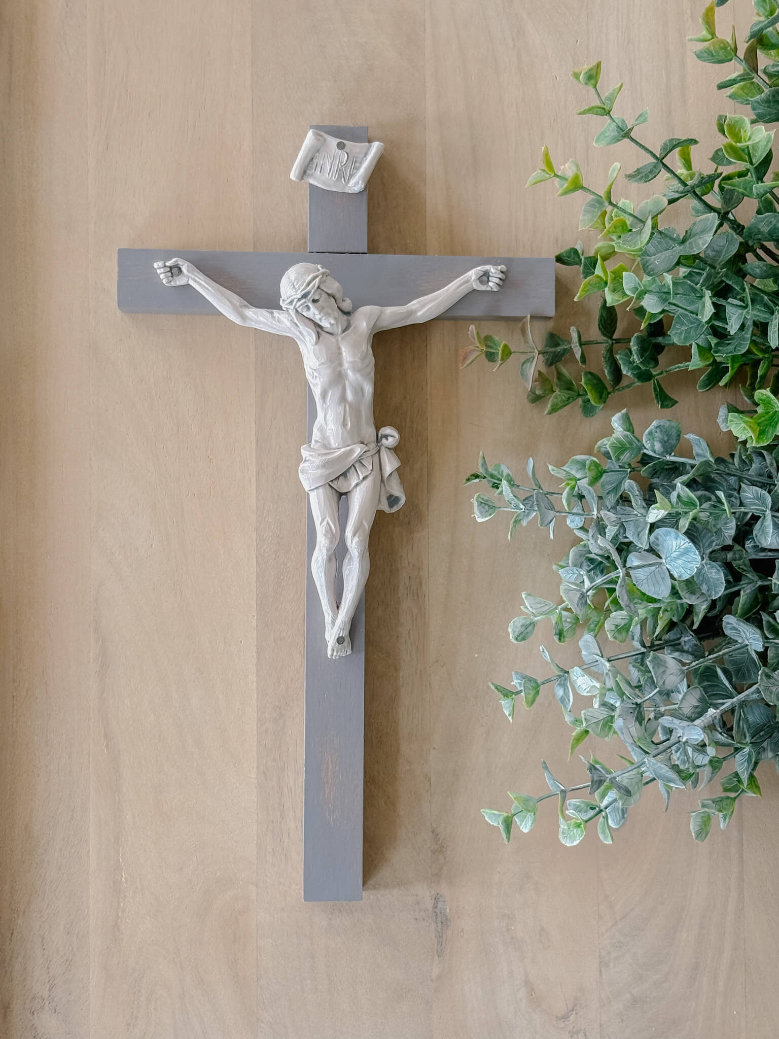 Carrara Finish Crucifix &ndash; Light Grey