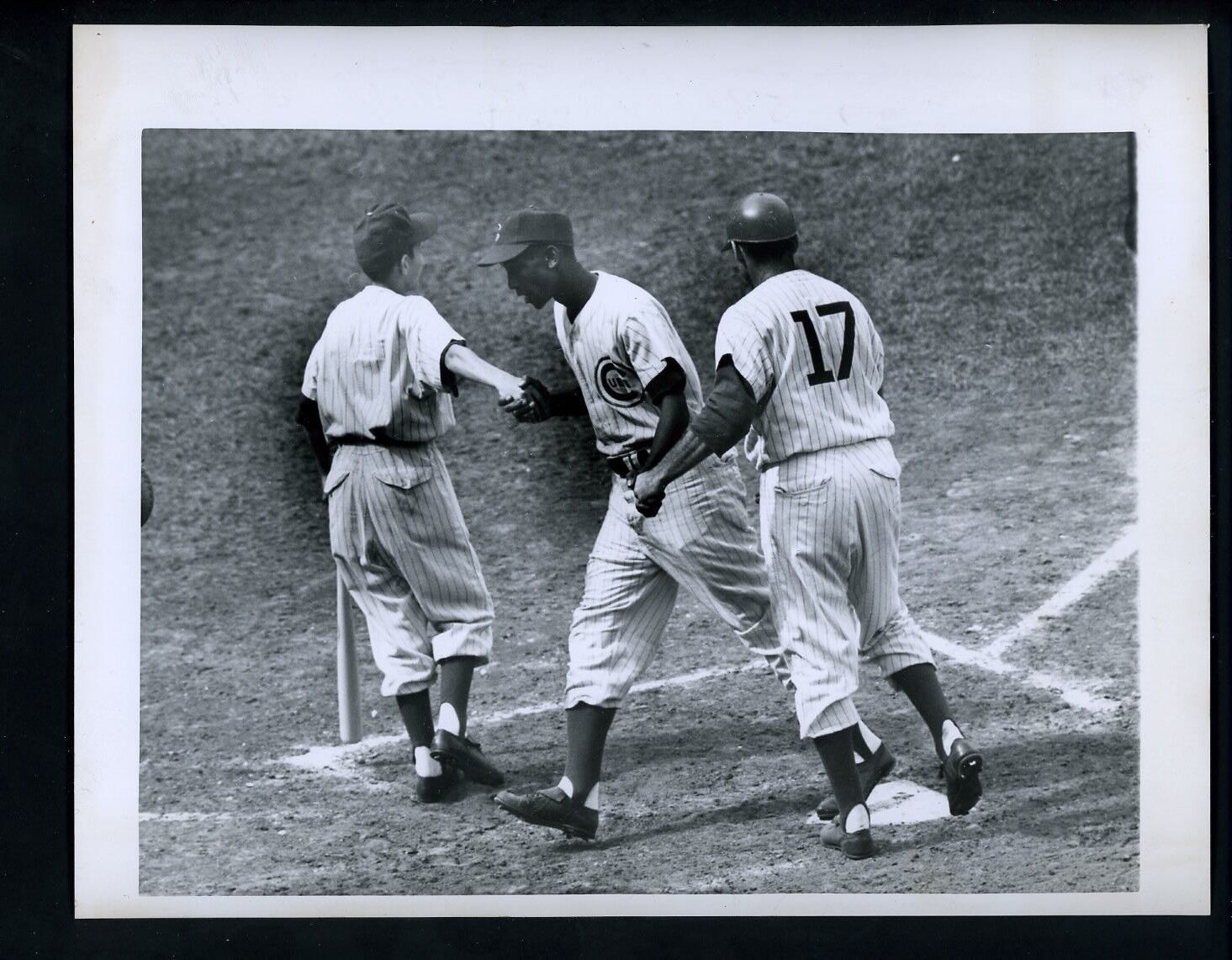 Ernie Banks crosses home plate after hitting Home Run # 42 1958 Press Photo Poster painting Cubs