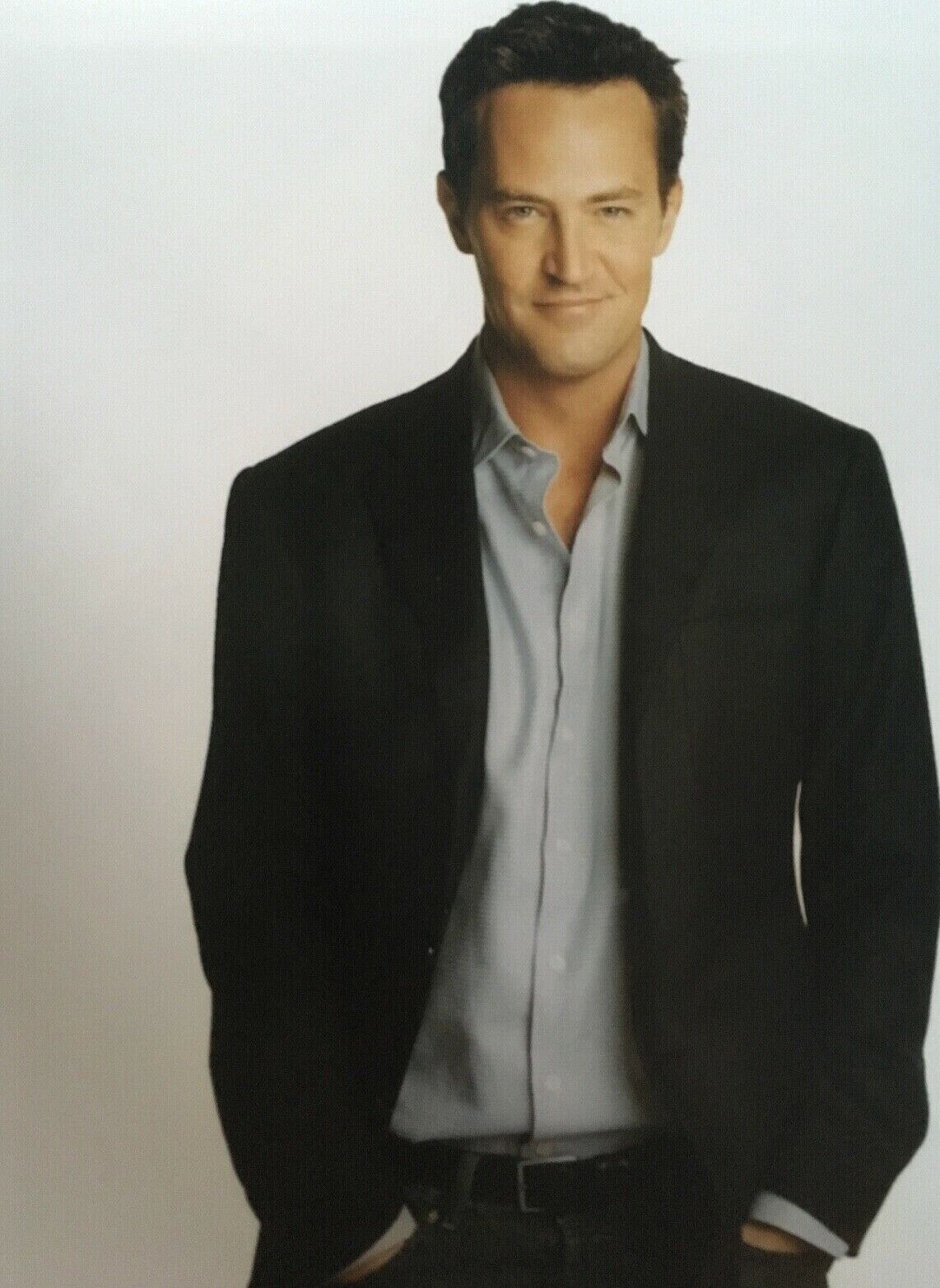 MATTHEW PERRY - POPULAR FRIENDS ACTOR - EXCELLENT UNSIGNED Photo Poster paintingGRAPH