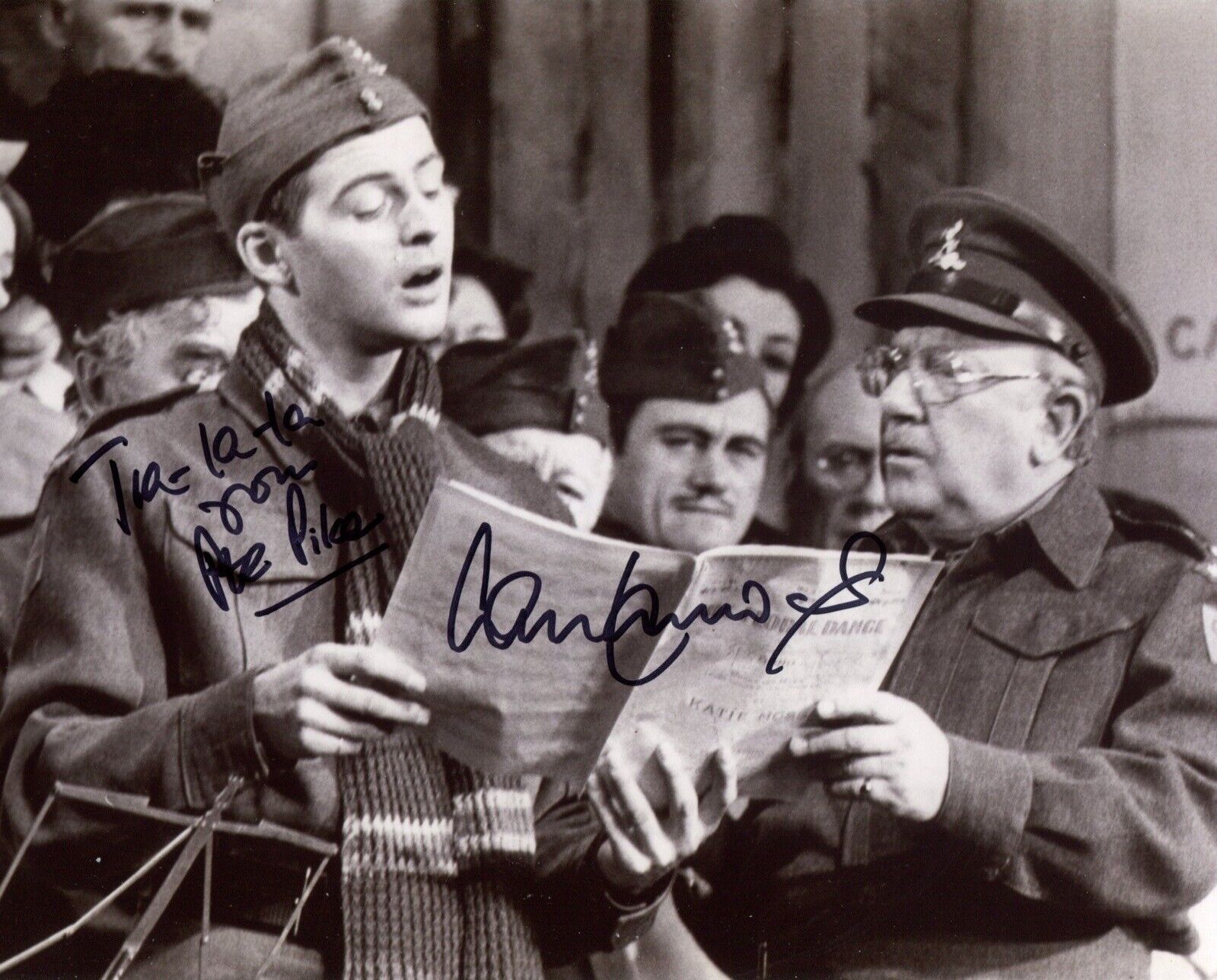 Actor Ian Lavender signed DADS ARMY 8x10 Photo Poster painting IMAGE No7