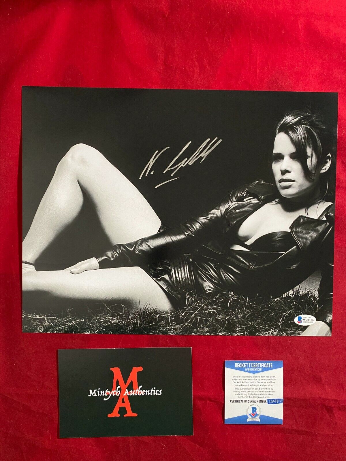 NEVE CAMPBELL AUTOGRAPHED SIGNED 11x14 Photo Poster painting! SCREAM! BECKETT COA! SIDNEY!