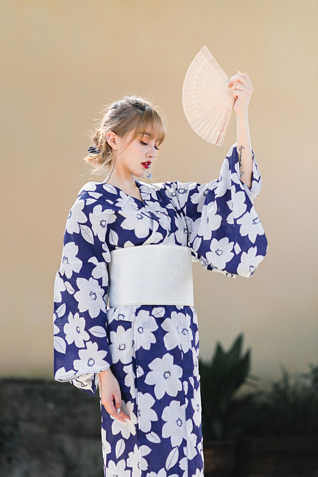 Yukata Kimono with Blue Robe and White Flowers - なつまつり Stupa Stones