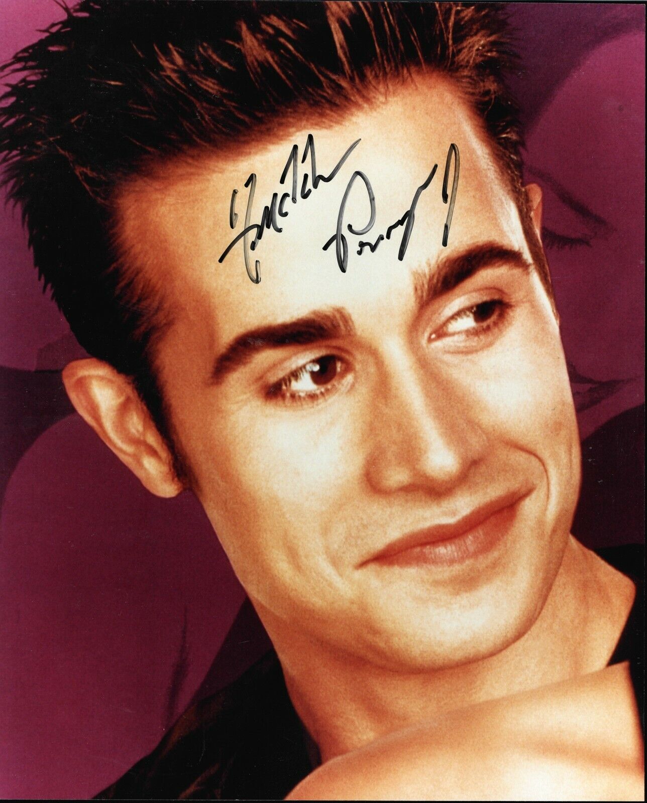 FREDDIE PRINZE, JR. AUTOGRAPHED SIGNED 8X10 Photo Poster painting PURPLE BACKGROUND WITH COA