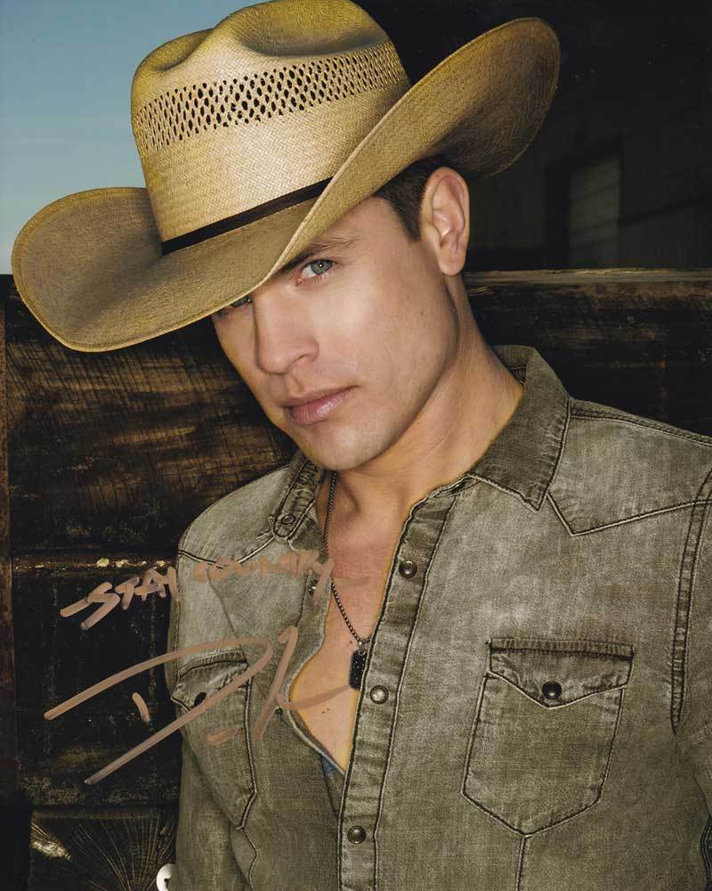 Dustin Lynch In-person AUTHENTIC Autographed Photo Poster painting SHA #61102