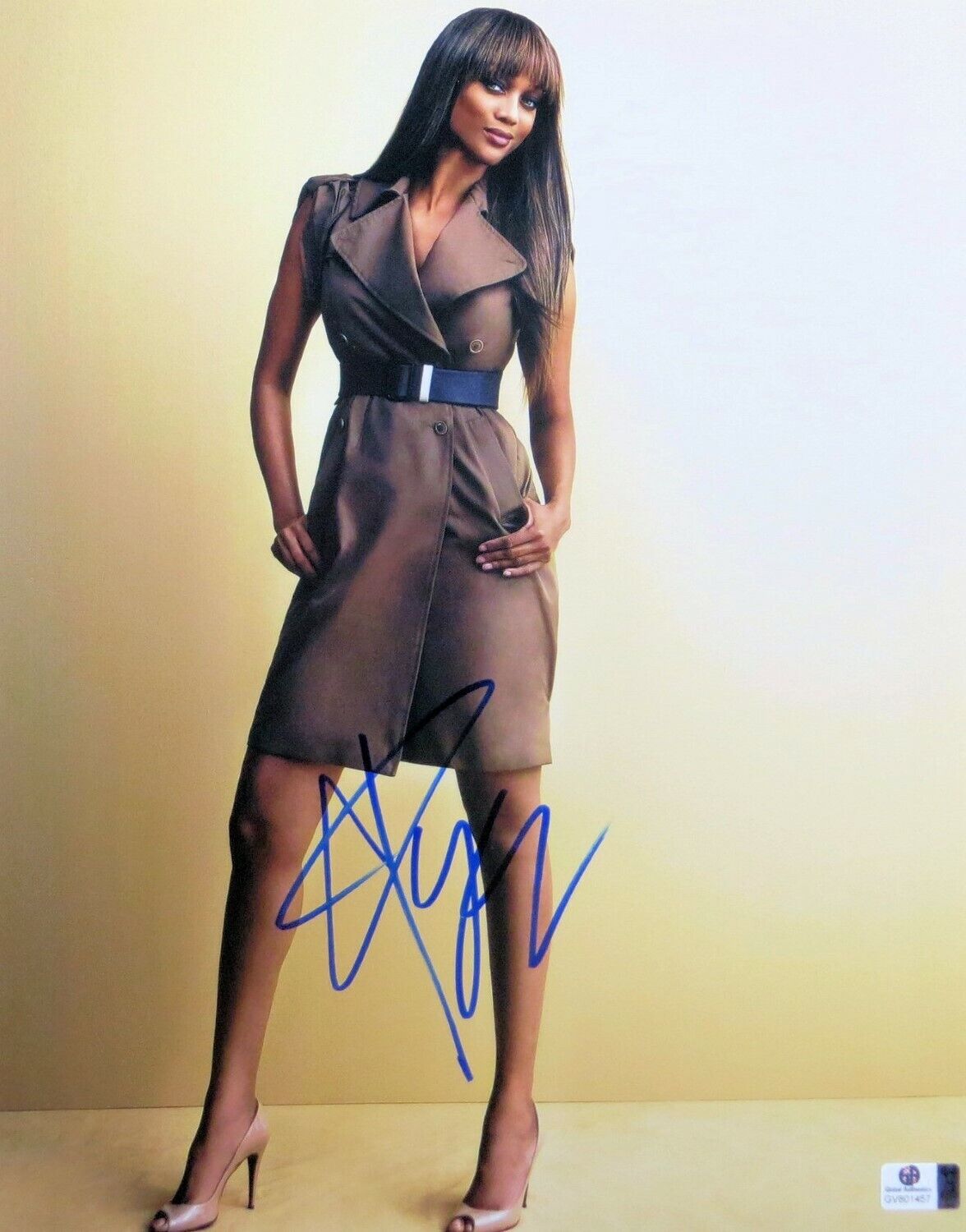 Tyra Banks Signed Autographed 11X14 Photo Poster painting Supermodel Sexy Trench Coat GV801457