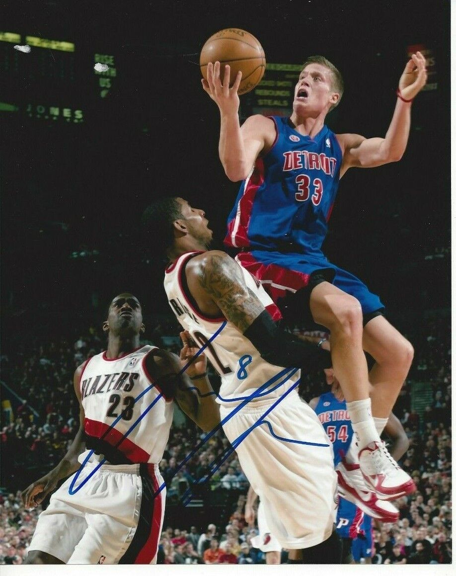 Jonas Jerebko autographed 8x10 Detroit PistonsC569