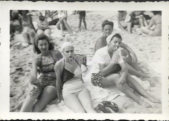 Vintage SMALL FOUND Photo Poster paintingGRAPH bw BEACH GIRLS Original Portrait JD 110 5 S