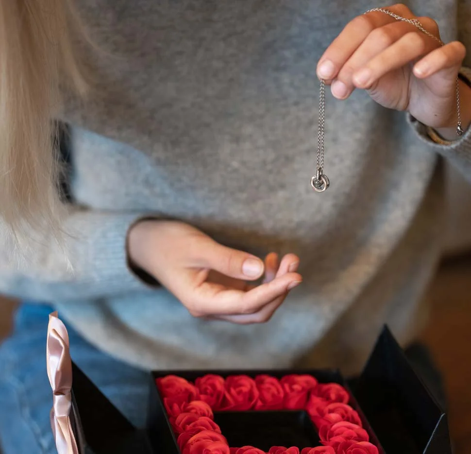 16 MINI ROSES JEWELRY BOX WITH LOVE NECKLACE SET