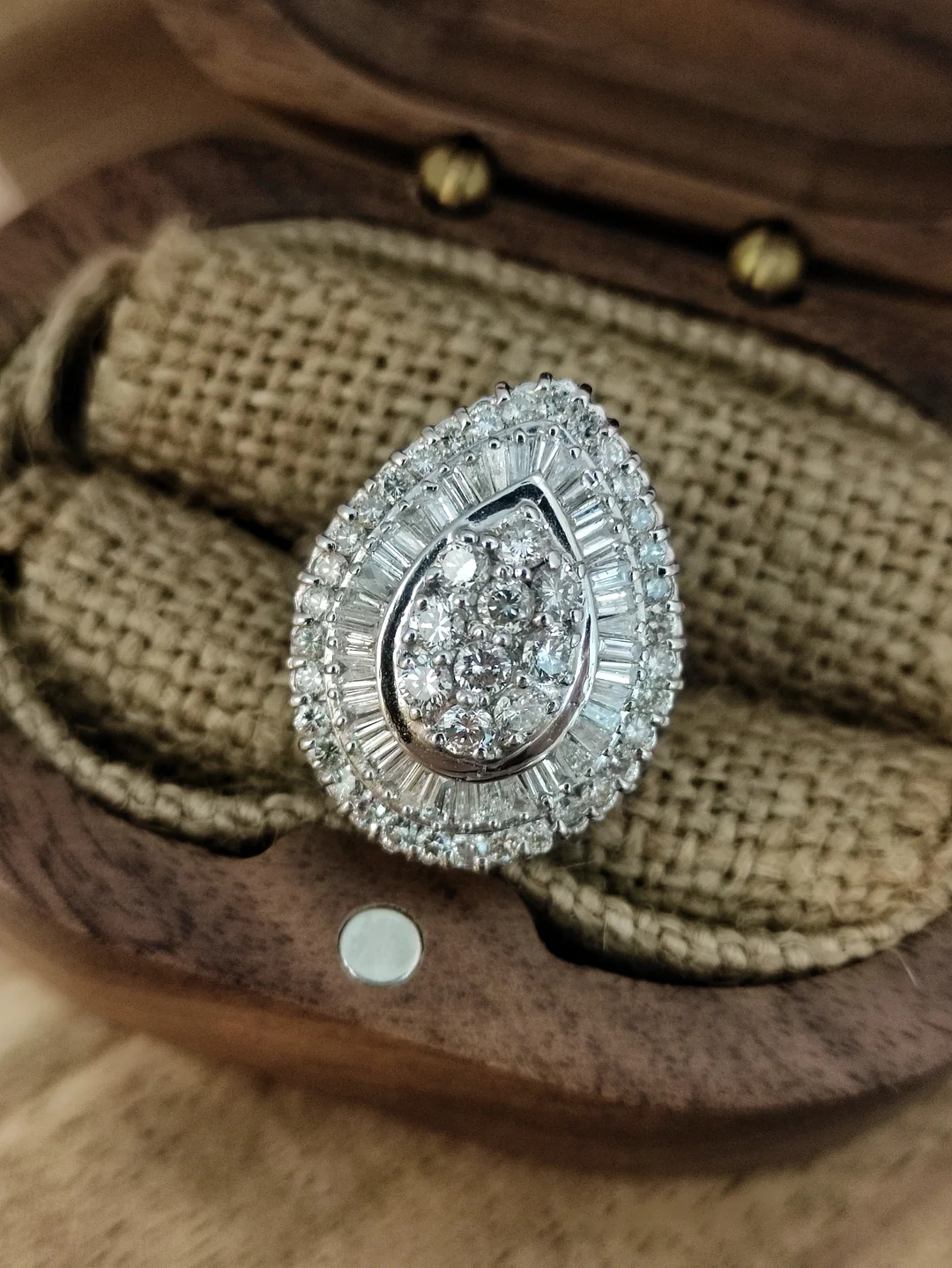 S443 钻石水滴围镶铂金戒指Pt900，钻石2.00ct，8.4g，12/51码【显大有存在感，白闪，动态美，找客服看动态视频，低于金石成本价福利款】