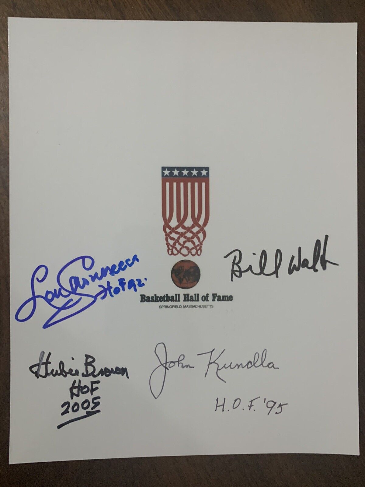 BASKETBALL HALL OF FAME SIGNED 8x10 LOGO Photo Poster painting Signed X4 Brown Kundla Carnesecca