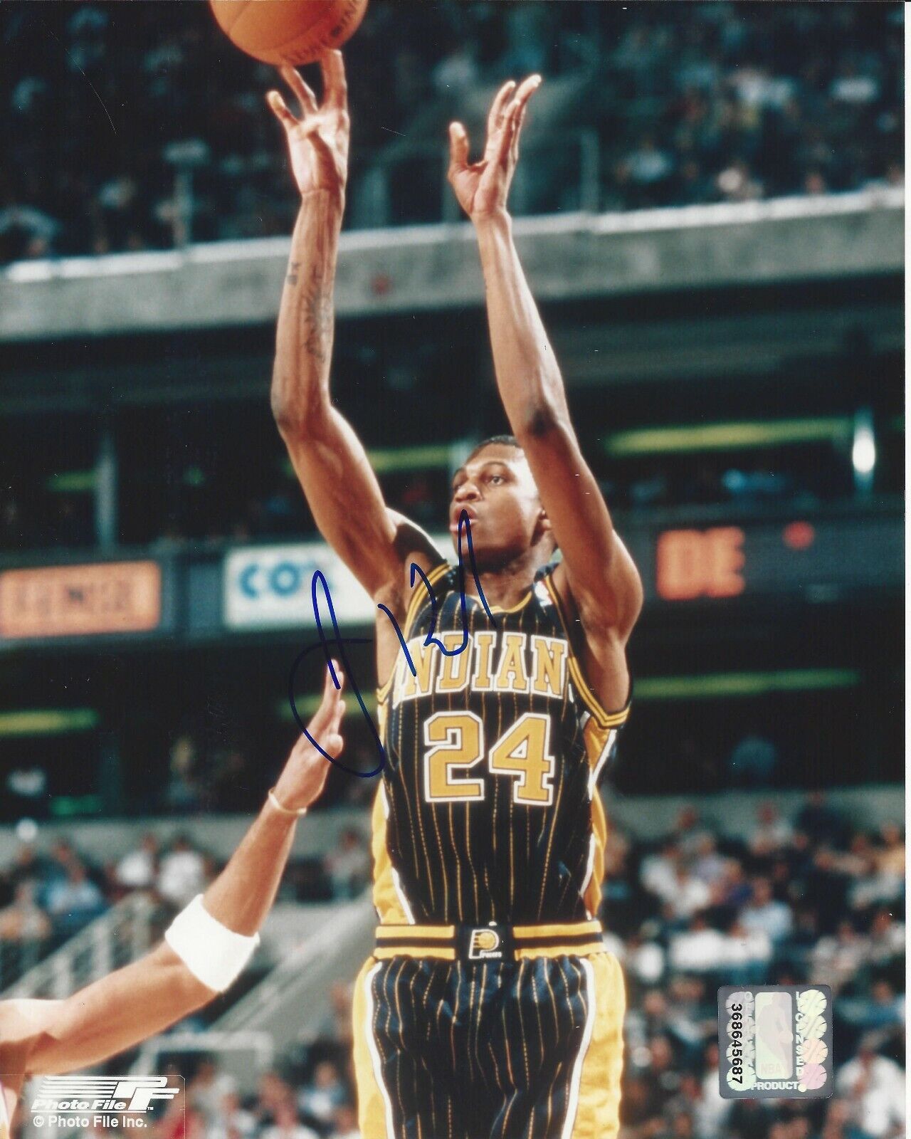 Jonathan Bender Autographed 8x10 Indiana PacersB616