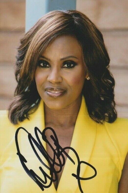 Kelle Bryan **HAND SIGNED** 6x4 Photo Poster painting ~ Hollyoaks ~ AUTOGRAPHED