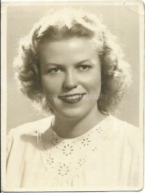 FOUND Photo Poster paintingGRAPH Color 1940′s 50′s WOMAN Portrait VINTAGE Original 22 46 S