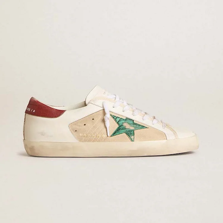 Golden Goose Super-Star Men LTD de ante con estrella laminada verde y refuerzo del talón rojo