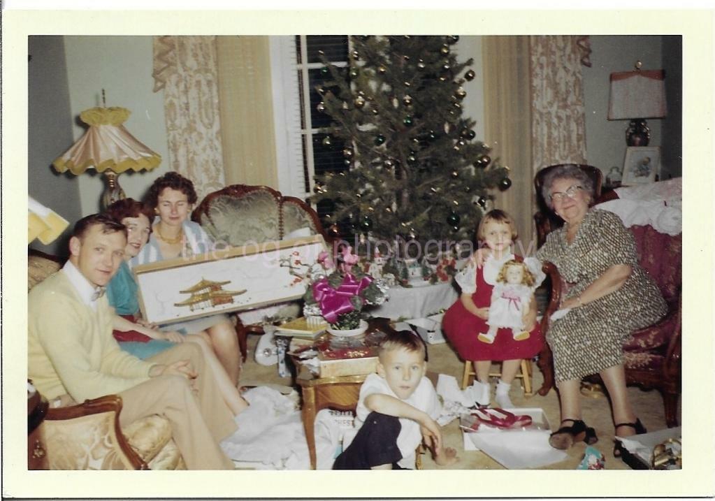 FOUND Photo Poster paintingGRAPH Color CHRISTMAS FAMILY PORTRAIT Original Tree JD 010 7 Q