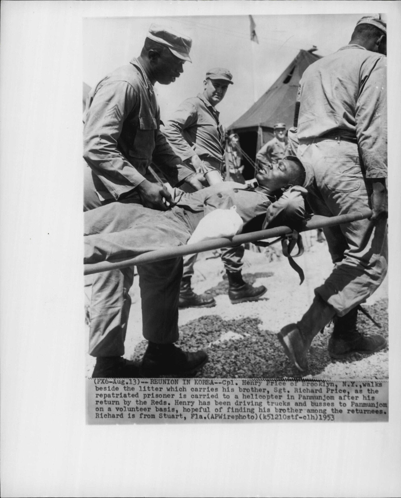 d Prisoner Henry Price Carried To Helicopter 1953 Korea War Press Photo Poster painting