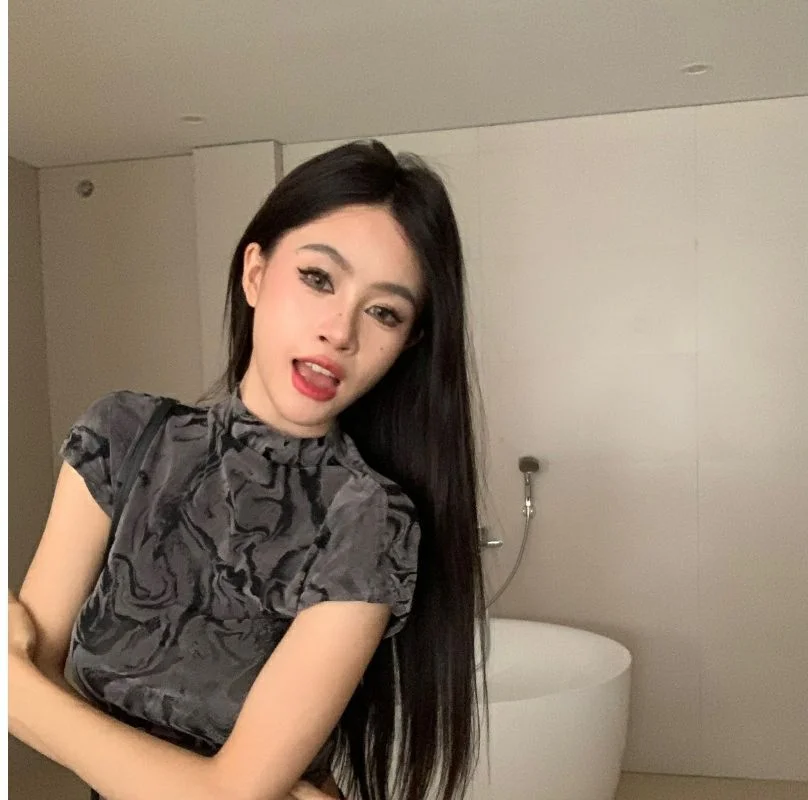 Uveng Uveng Girls Dizzy Dye Short Top 2024 Summer New Women's Design Sense Temperament Slim Half High Collar Short-Sleeved T-Shirt