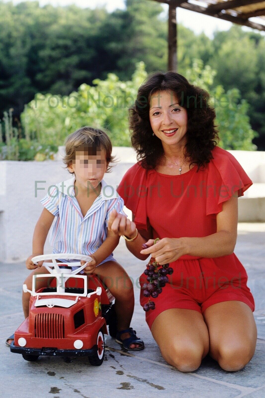 Vicky Leandros With Child - Photo Poster painting 20 X 30 CM Without Autograph (Nr 2-305