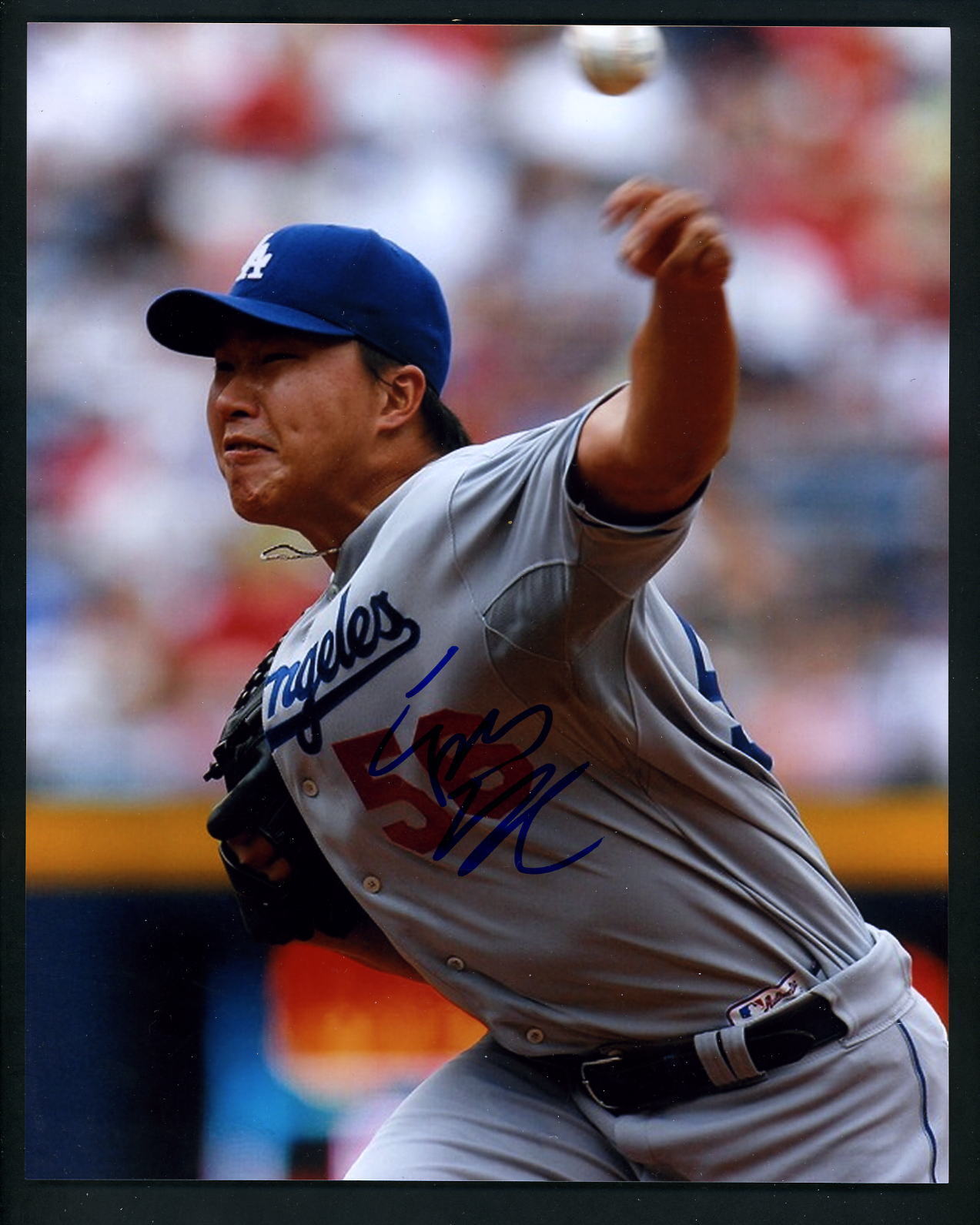 Hung-Chih Kuo Signed Autographed 8 x 10 Photo Poster painting Los Angeles Dodgers close-up