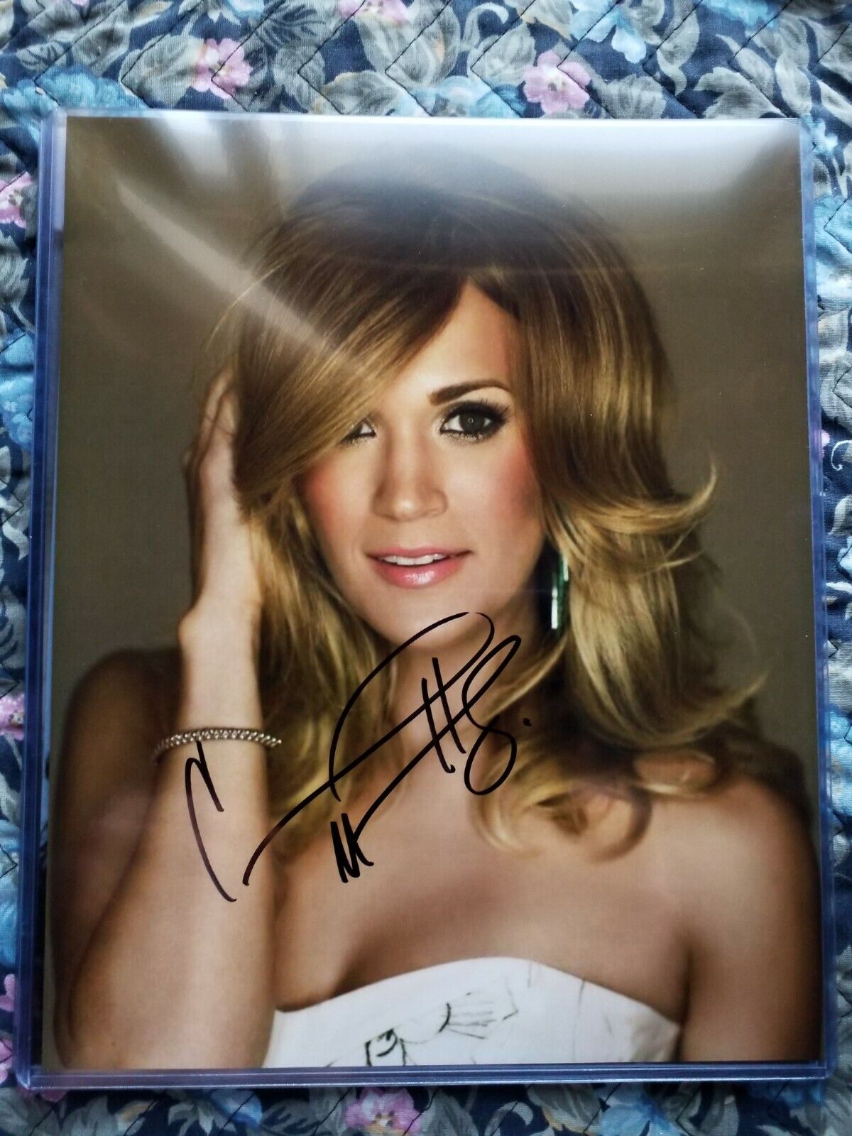 Autographed Carrie Underwood Authentic Signed 8 x 10 Photo Poster painting Really Nice