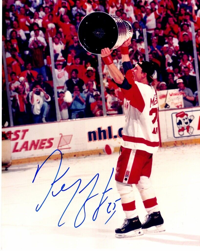 Darren McCarty Signed - Autographed Detroit Red Wings 8x10 inch Photo Poster painting