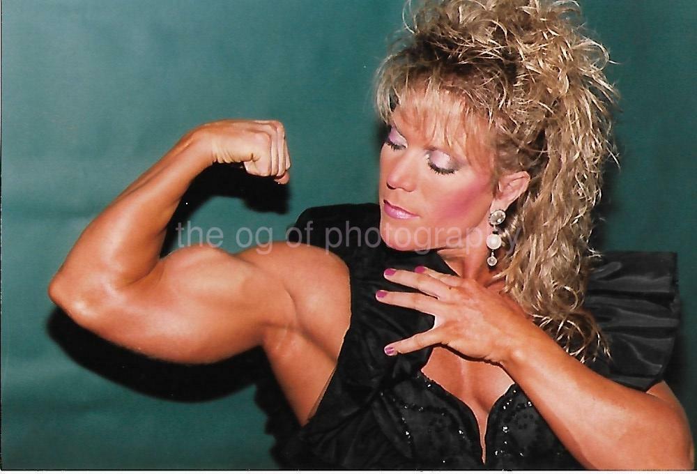 FEMALE BODYBUILDER 80's 90's FOUND Photo Poster painting Color MUSCLE PRETTY WOMAN EN 22 47 E