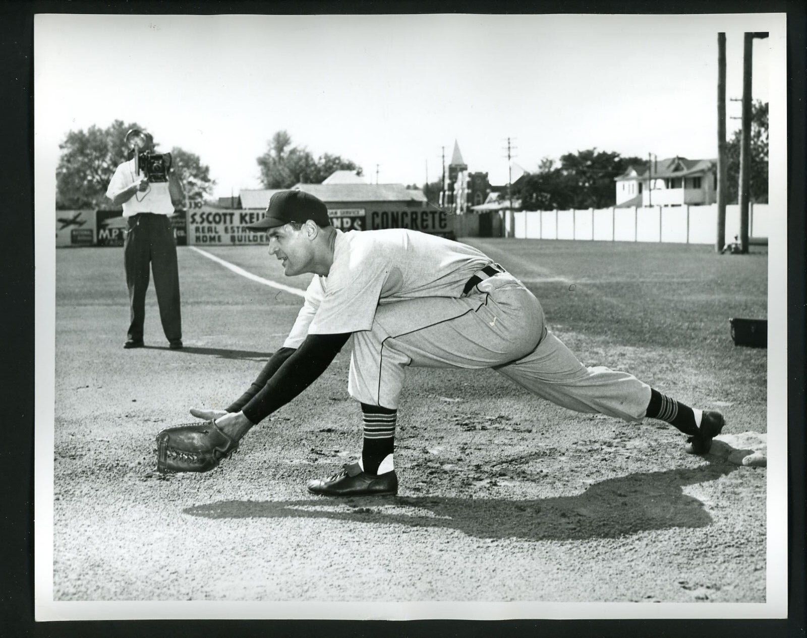 Walt Dropo stretching for thow at first 1953 Press Wire Photo Poster painting Detroit Tigers